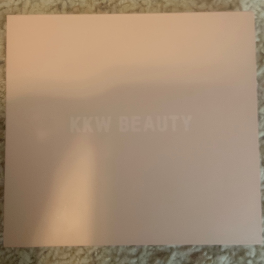 KKW beauty light highlight/bronzer palette